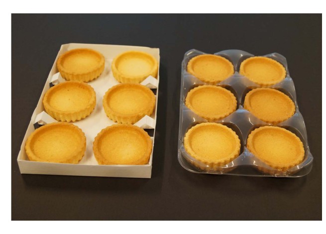 koek verpakken in papieren tray